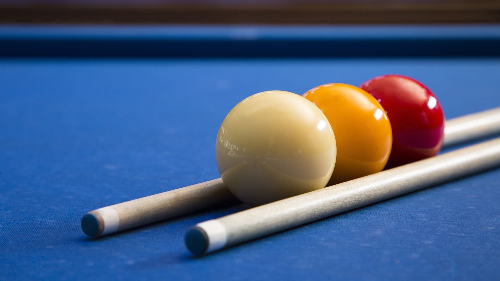 Carambole biljart - drie ballen op rij